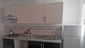 Refrigerador con freezer, microondas, horno, placa de cocina