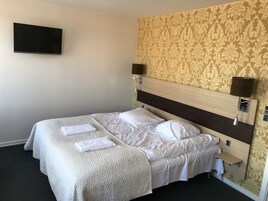 Double or Twin Room | Desk, soundproofing, rollaway beds, free WiFi