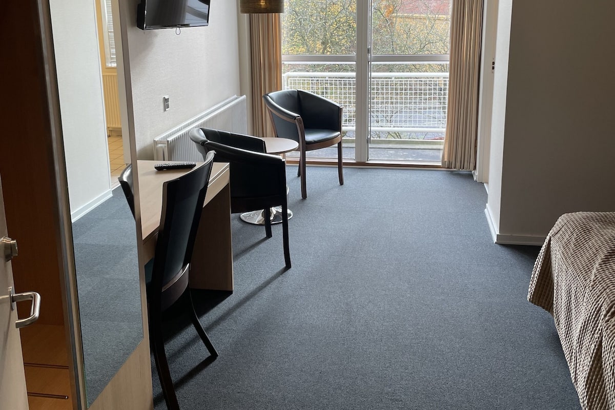 Family Room | Desk, soundproofing, rollaway beds, free WiFi