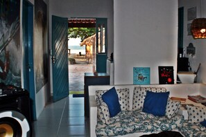 Lobby sitting area - El Surfista Hostel - Pousada (São Miguel do Gostoso)