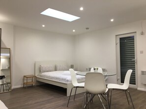 Studio Flat for 3 | Free WiFi, bed sheets