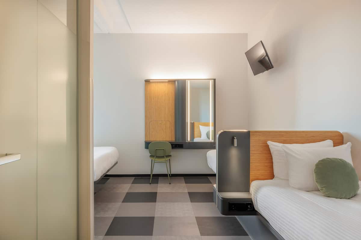 Kamar Quadruple Standar, akses difabel | Meja kerja, kedap suara, setrika/meja setrika, dan Wi-Fi gratis