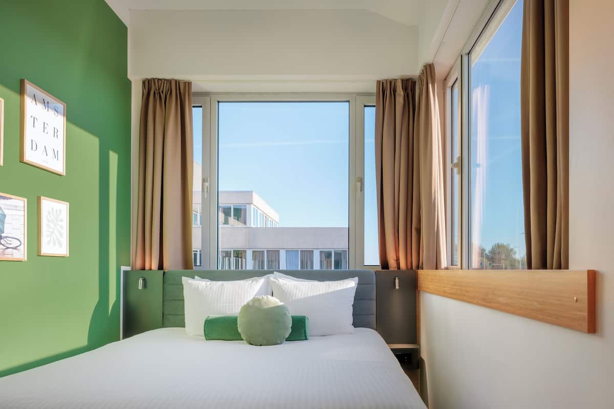 standard double room | desk, soundproofing, iron/ironing board, free wifi