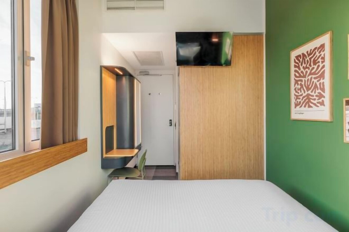 Desk, soundproofing, iron/ironing board (on request), free WiFi