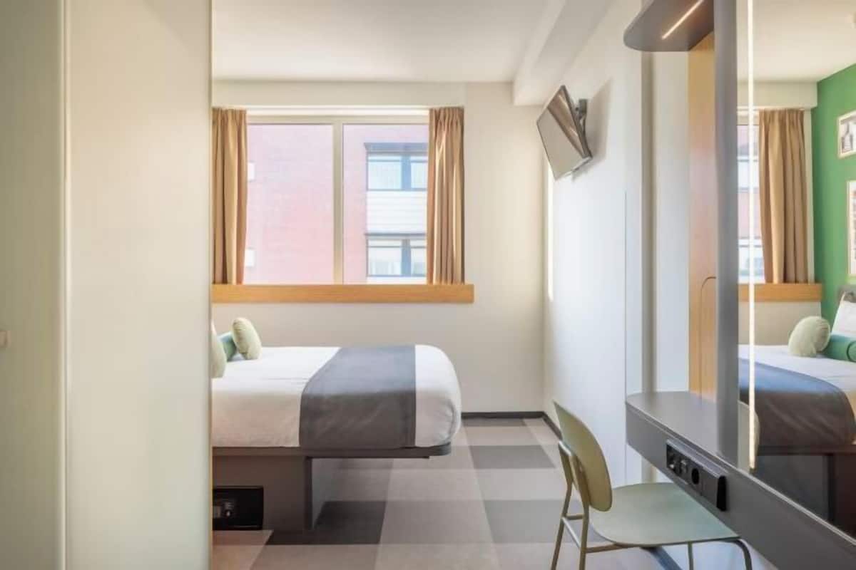 Een bureau, geluiddichte muren, een strijkplank/strijkijzer, gratis wifi