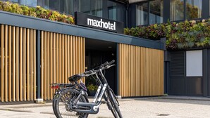A modern building with a sign reading "maxhotel". - Maxhotel Amsterdam Airport Schiphol (Hoofddorp)