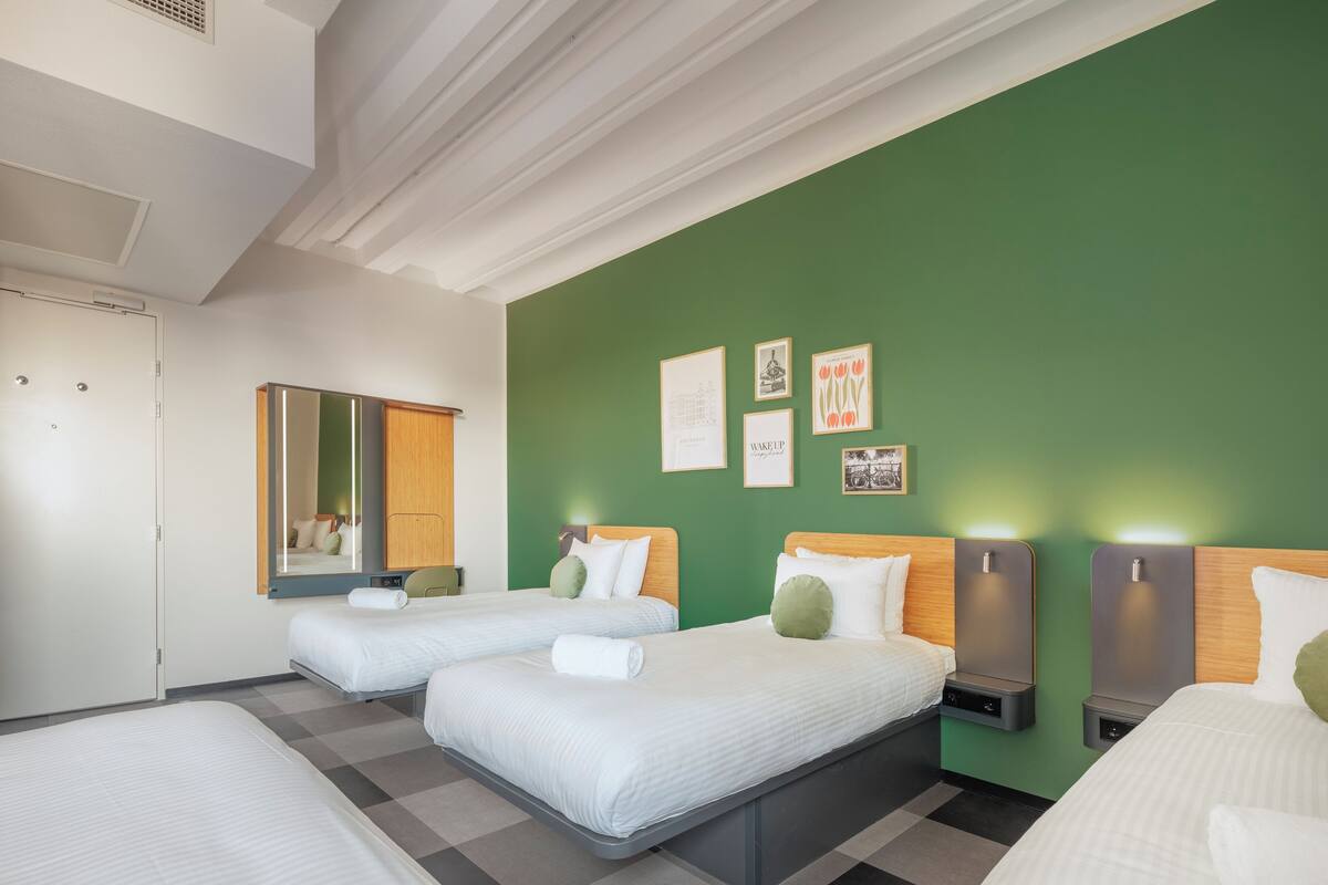 Family Quintuple Room | Meja kerja, kedap suara, setrika/meja setrika, dan Wi-Fi gratis