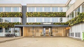 A modern building with a sign reading "maxhotel" and a covered entrance area. - Maxhotel Amsterdam Airport Schiphol (Hoofddorp)