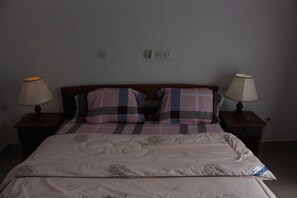 Blackout drapes, iron/ironing board, free WiFi, bed sheets - Gold Court Appartements Meublés (Yaoundé)