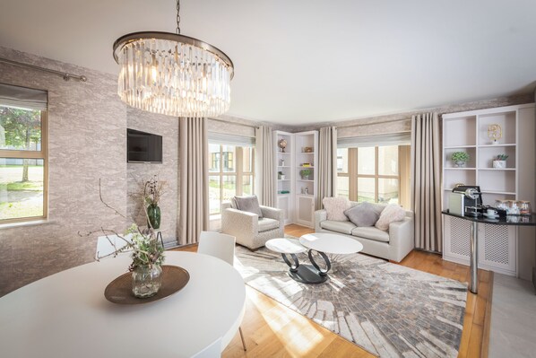 Plaque de cuisson, batterie de cuisine, vaisselle et ustensiles