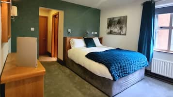 Doppelzimmer (One Bedroom in a Shared Apartment) | Schreibtisch, schallisolierte Zimmer, kostenloses WLAN, Bettwäsche