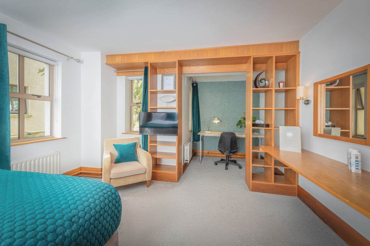 Desk, soundproofing, free WiFi, bed sheets