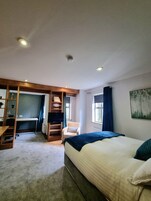 Double Room (One Bedroom in a Shared Apartment) | Desk, soundproofing, free WiFi, bed sheets
