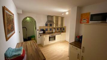 Basic-Apartment | Eigene Küche | Kühlschrank, Ofen, Herdplatte, Geschirrspüler