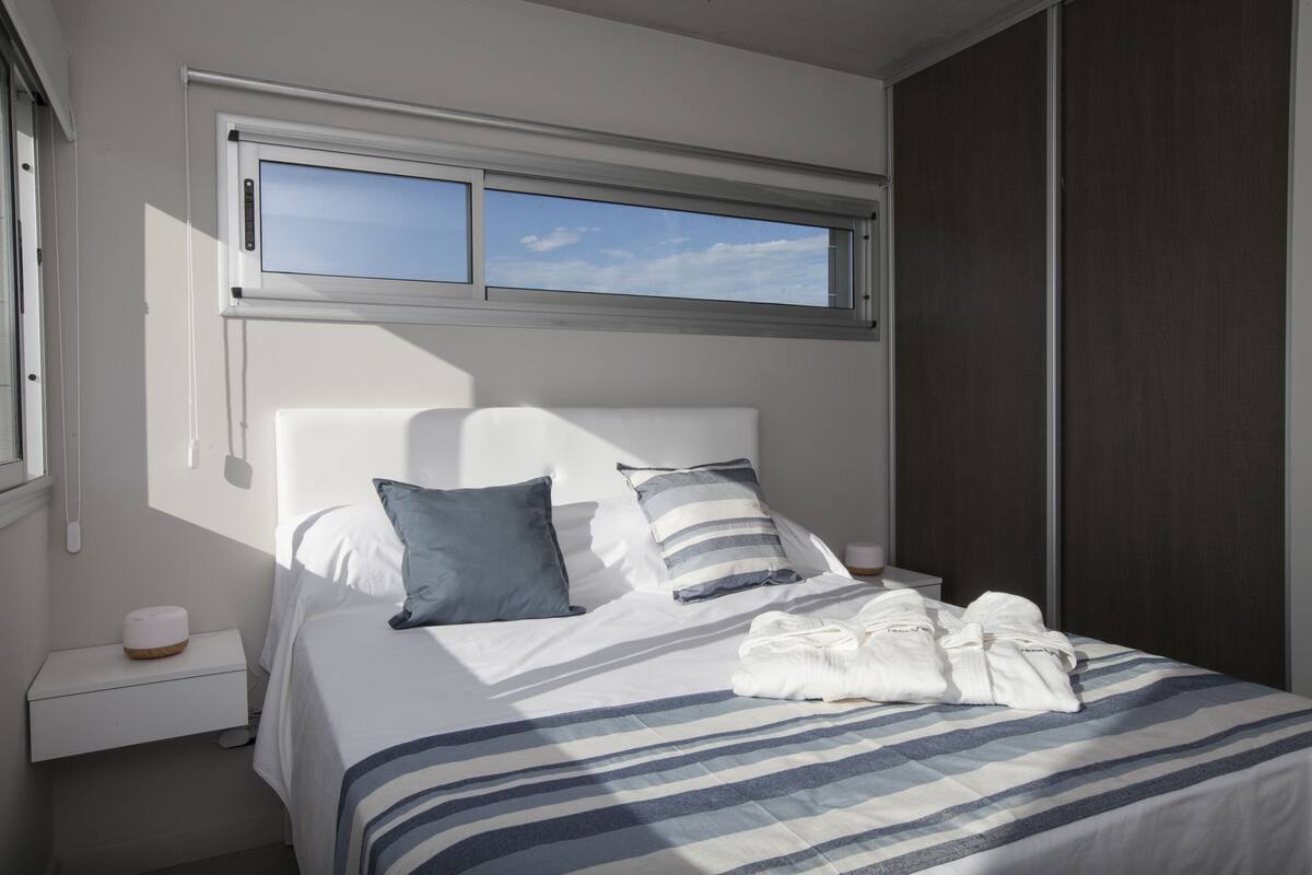 Laptop workspace, blackout curtains, iron/ironing board, free WiFi