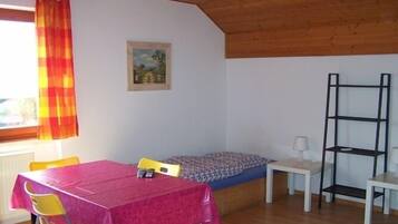 Double Room, Shared Bathroom | Free WiFi