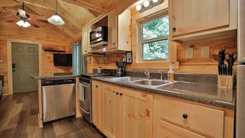 Kylskåp, mikrovågsugn, ugn och spishäll