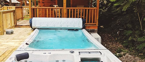 Outdoor spa tub