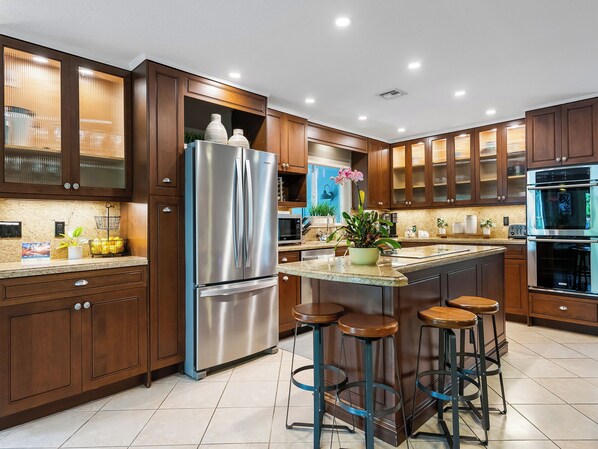 雪櫃、微波爐、焗爐、爐具