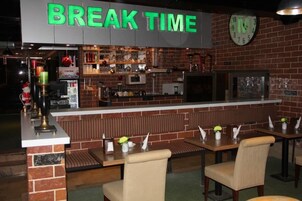 Se sirven desayunos, almuerzos y cenas; cocina local e internacional