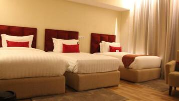 Triple Room | Minibar, in-room safe, desk, blackout drapes