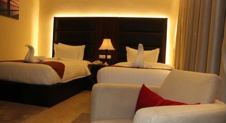 Twin Room | Minibar, in-room safe, desk, blackout drapes