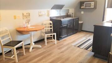 Frigorifero, microonde, piano cottura, macchina per tè/caffè