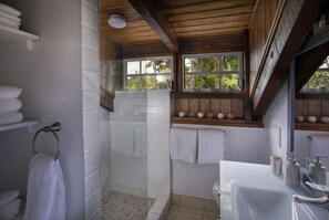 Dusche, Haartrockner, Handtücher, Seife