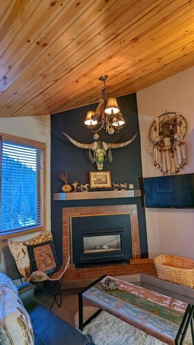 Upscale Indian Themed PENTHOUSE On Ski Access Level! Vaulted ceiling. High rated