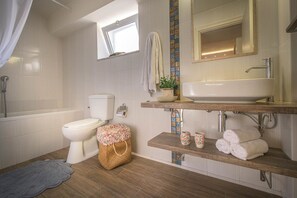 Superior-Apartment | Badezimmer | Haartrockner, Hausschuhe, Handtücher