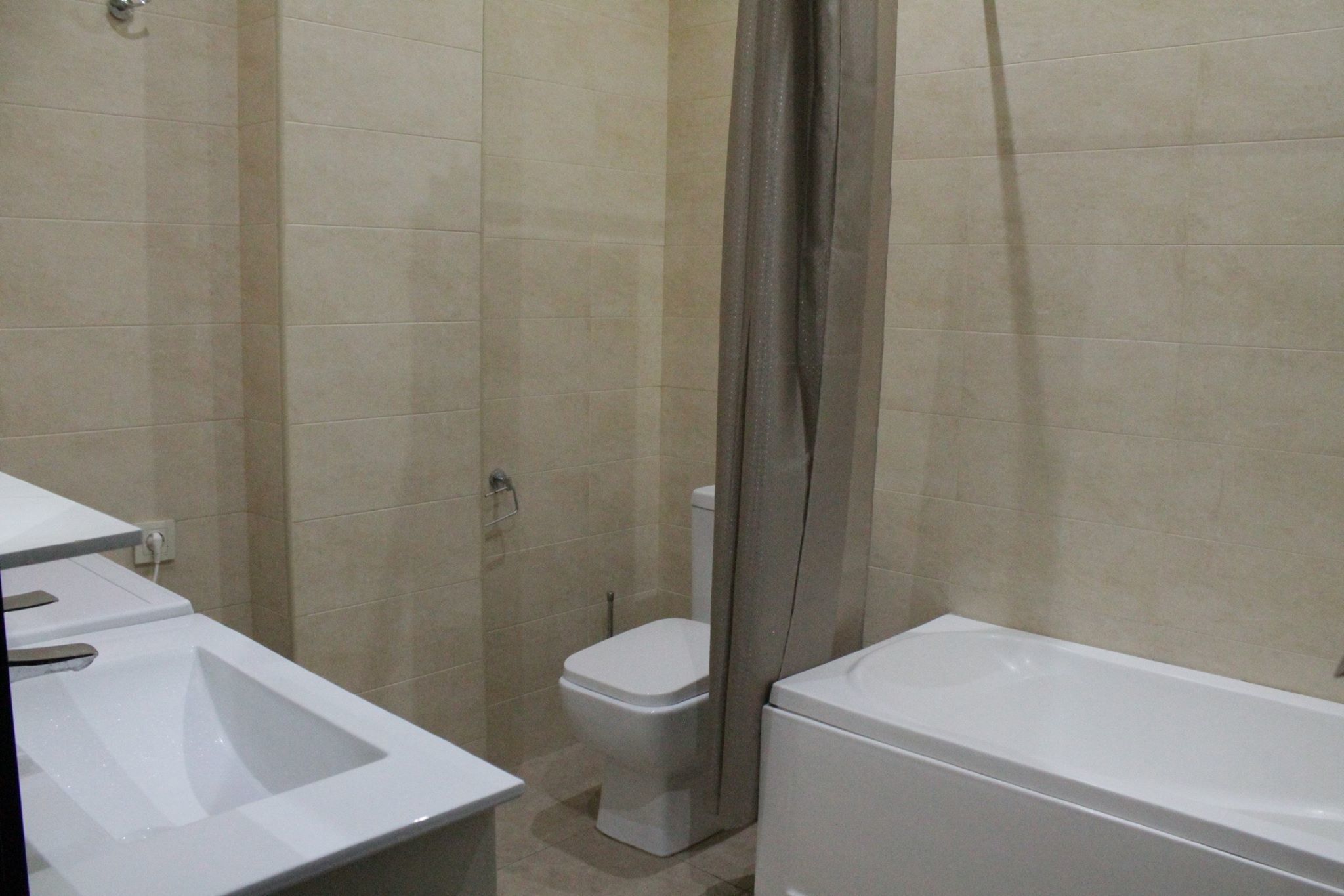 Un bagno con lavandino, WC e vasca da bagno.