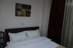 Iron/ironing board, free WiFi, bed sheets - Apartment on Kuchishvili Str. (Tbilisi)