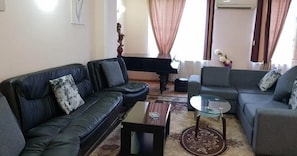 Apartment (35-37 Zhiuli Shartava Street 2  - 130) | Desk, iron/ironing board, free WiFi, bed sheets