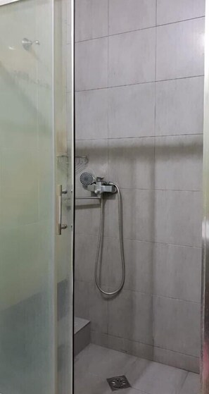 Combined shower/tub, free toiletries, hair dryer, towels