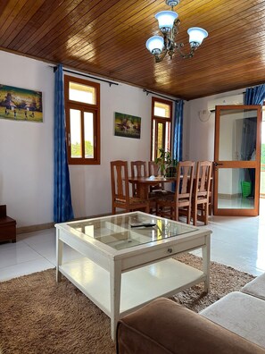 Apartemen | Ruang keluarga | TV