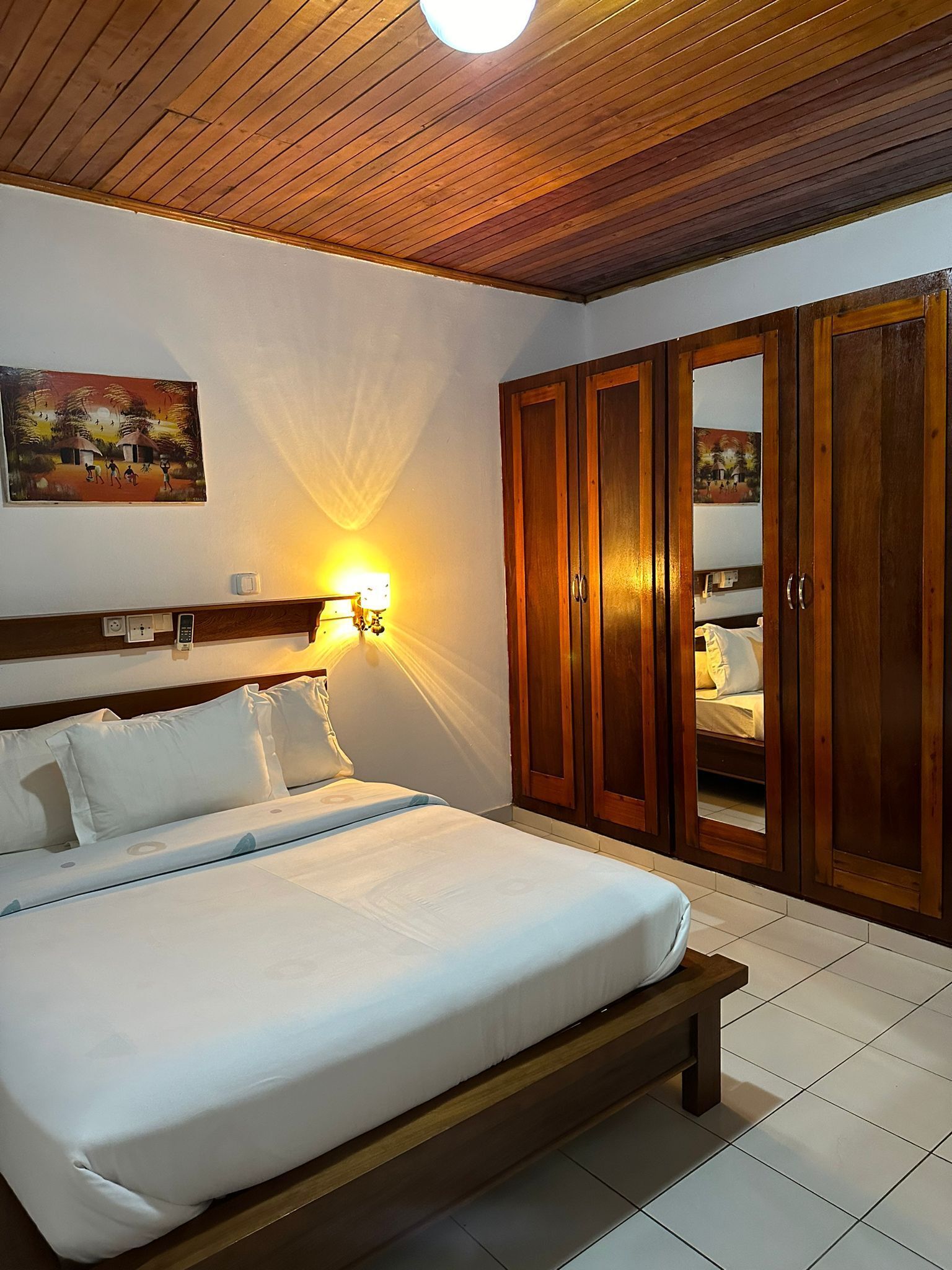 客室ごとに異なる装飾、客室ごとに異なるインテリア、デスク、WiFi (無料)