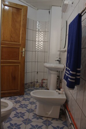 Apartamento | Baño | Ducha, artículos de higiene personal gratuitos y secador de pelo