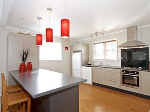 Fridge, microwave, oven, dishwasher - Raetihi Cottage- Raetihi Holiday Home (Raetihi)