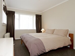 3 quartos, ferros/tábuas de passar roupa, Wi-Fi, roupa de cama