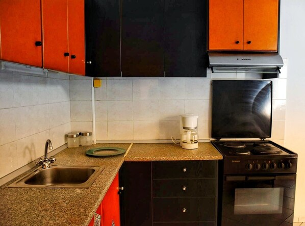 冷蔵庫、コーヒー / ティーメーカー、調理器具と食器、ペーパータオル