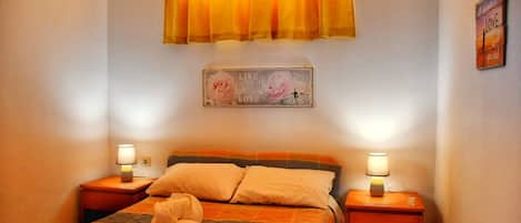 1 habitación, escritorio, tabla de planchar con plancha y ropa de cama