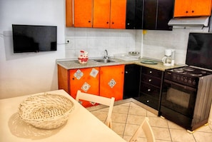 冷蔵庫、コーヒー / ティーメーカー、調理器具と食器、ペーパータオル