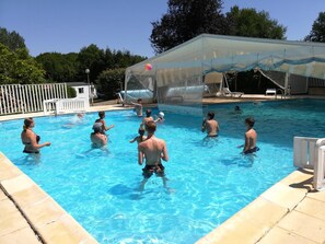 Indoor pool, outdoor pool, open 10:00 AM to 9:00 PM, pool loungers - Camping le Repaire - Les Chalets (Thiviers)
