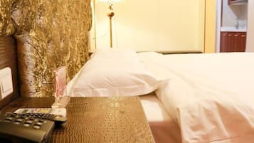 Design Double Room | Down duvets, desk, blackout curtains, free WiFi