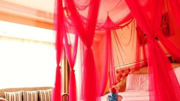 Romantic Room | Down duvets, desk, blackout curtains, free WiFi