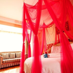 Romantic Room | Down comforters, desk, blackout drapes, free WiFi - Love Face Hotel (Xi'an)