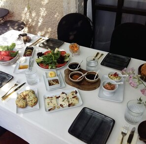 Free daily full breakfast  - SongAA Otel (Cesme)