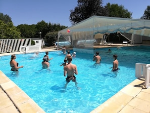 Hồ bơi trong nhà, hồ bơi nước nóng, dù/ô trên bãi biển/hồ bơi