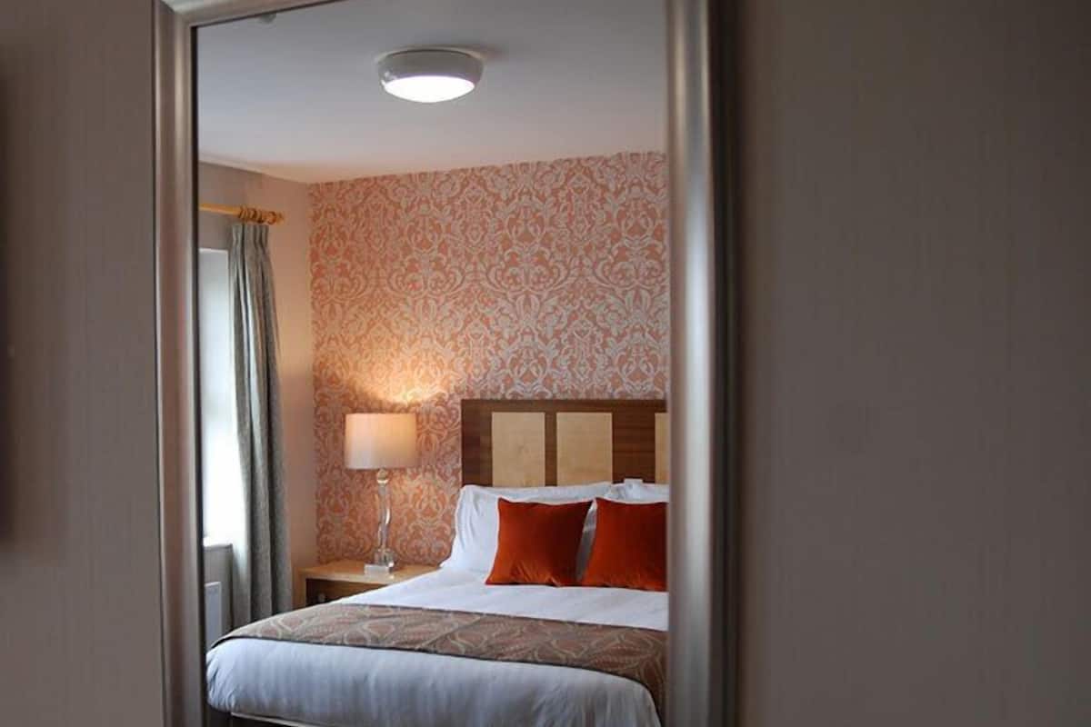 basic double room | individually decorated, individually furnished, desk, iron/ironing board