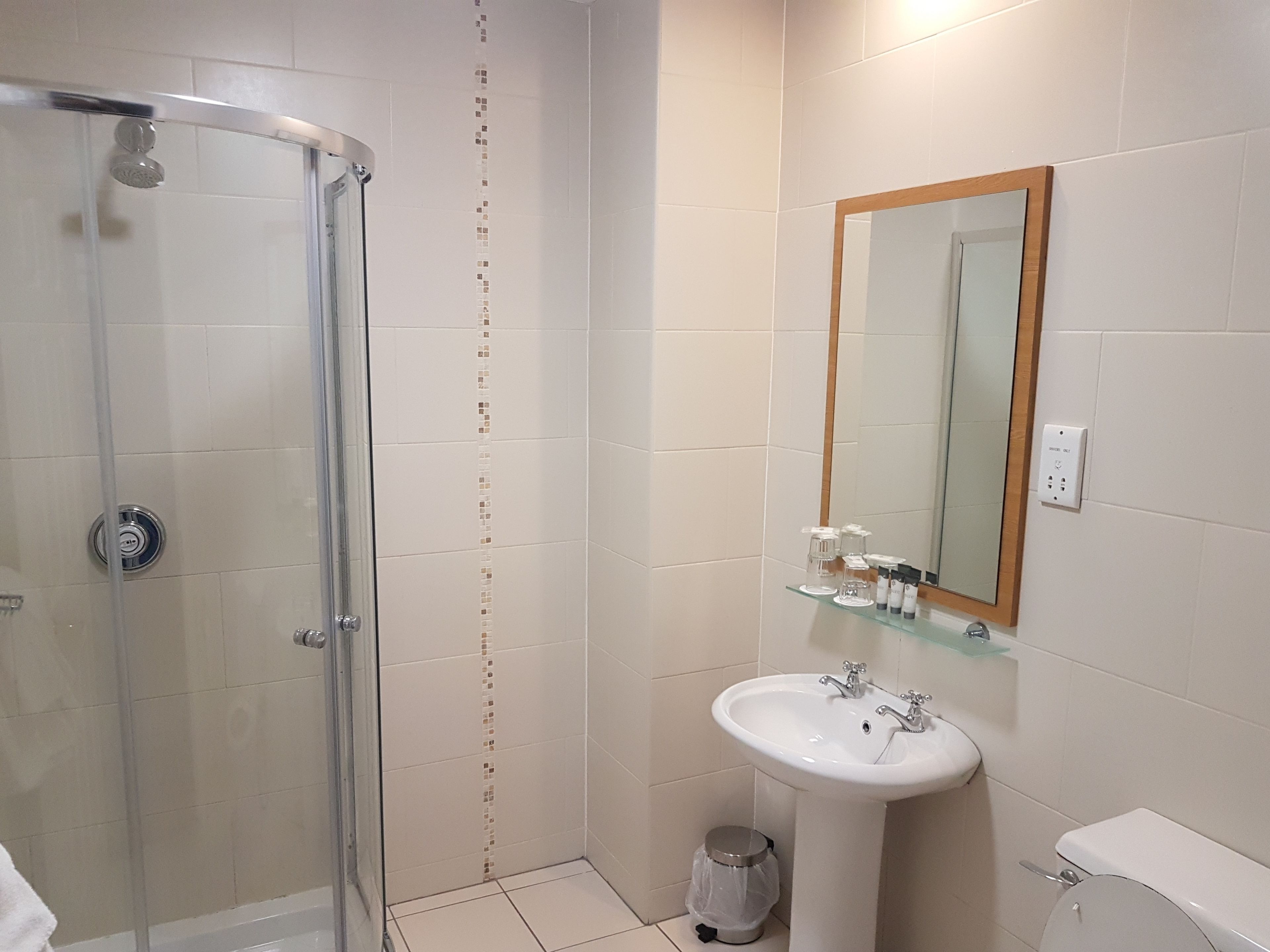 shower, hydromassage showerhead, free toiletries, hair dryer